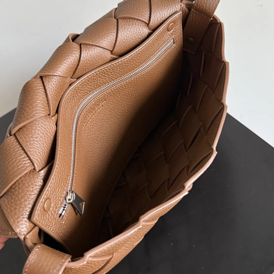 Batch 2220 BOTTEGA VENETA Bottega Veneta's 2025 new product Diago large crossbody bag is the latest shipment🎉🎉The combination of pragmatism and Diago craftsmanship, high-quality leather with natural texture, soft and thick touch, different gloss refracted under different lights, flat shape and dry It’s clean and tidy, it doesn’t have a big logo, but it exudes calmness and elegance from any angle. The interior capacity is enough, and two power banks can be easily accommodated. There is also a small zippered pocket, which is especially suitable for easy-to-lose items such as access cards. It is a bag that is both beautiful and practical👜 Style number: 815796 Size: 32*21.5*5cm Color: hazelnut brown